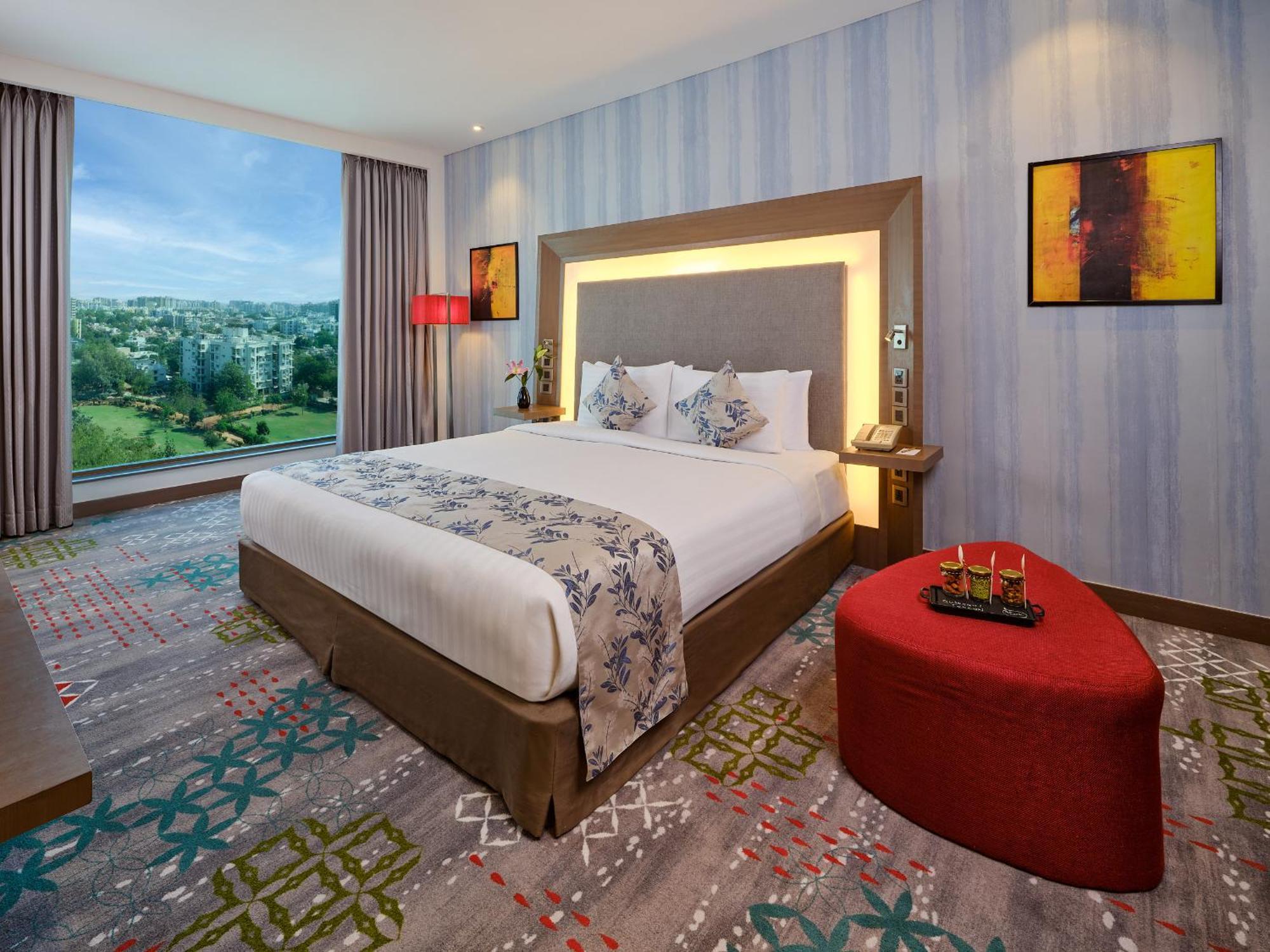 Master Suite with Separate Living Rooms and Bedroom, Jacuzzi and Premier Lounge Access - 20% Discount on Food & Beverage and Laundry